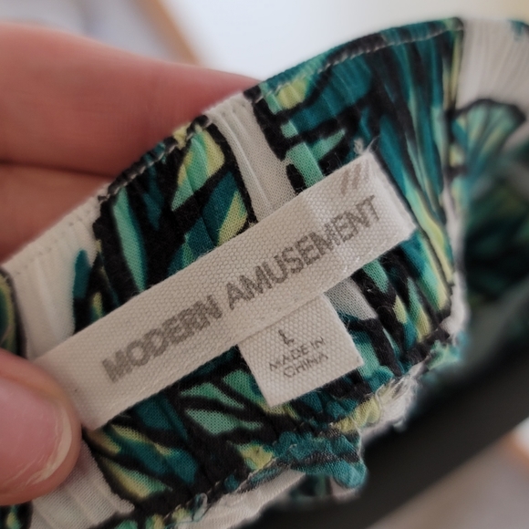 Tropical Short Summer Shorts - Large - Picture 2 of 4